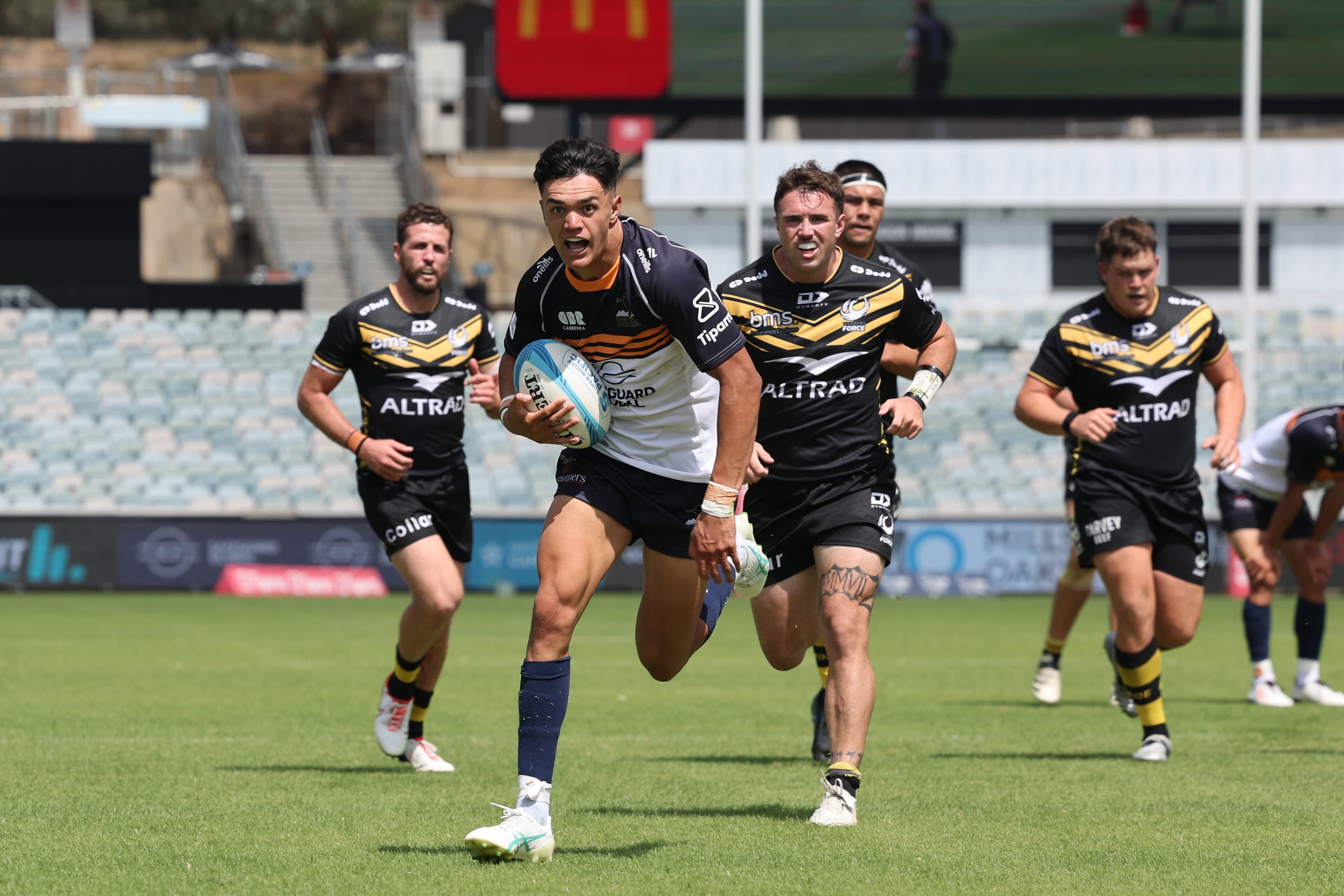 Shane Wilcox in pursuit of the try line. (Credit: Greg Collis)