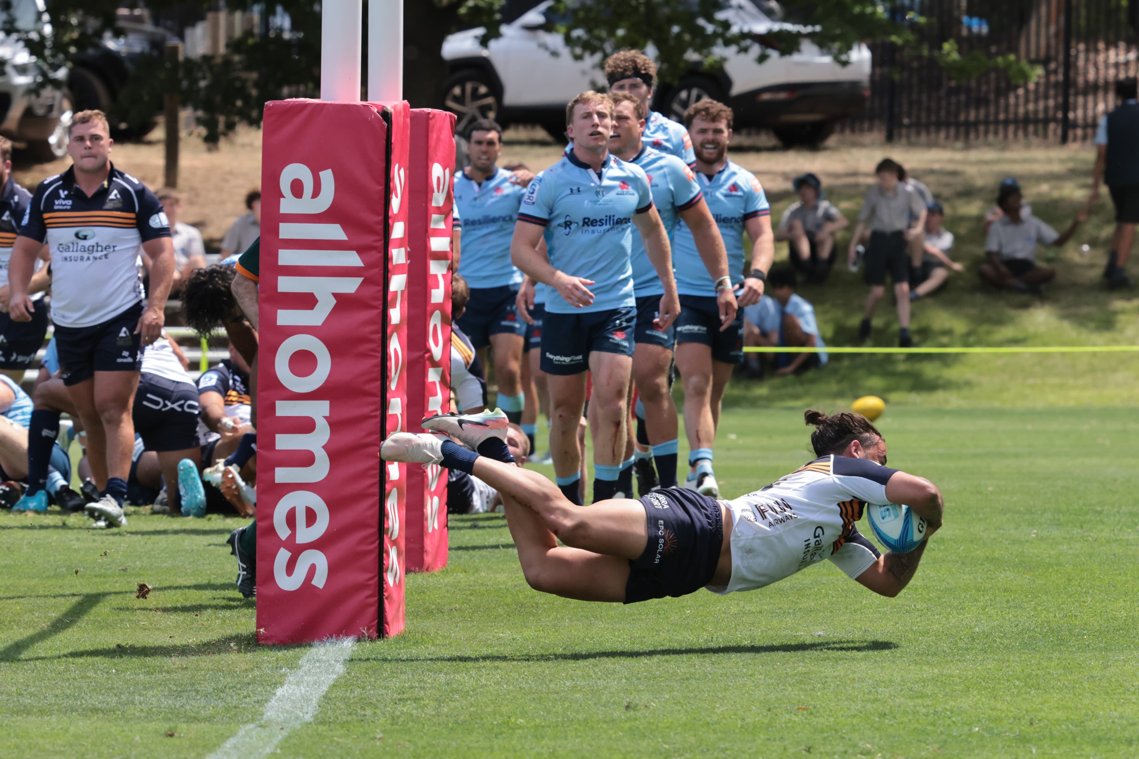 Andy Muirhead dives over to score. Image: David Flannery
