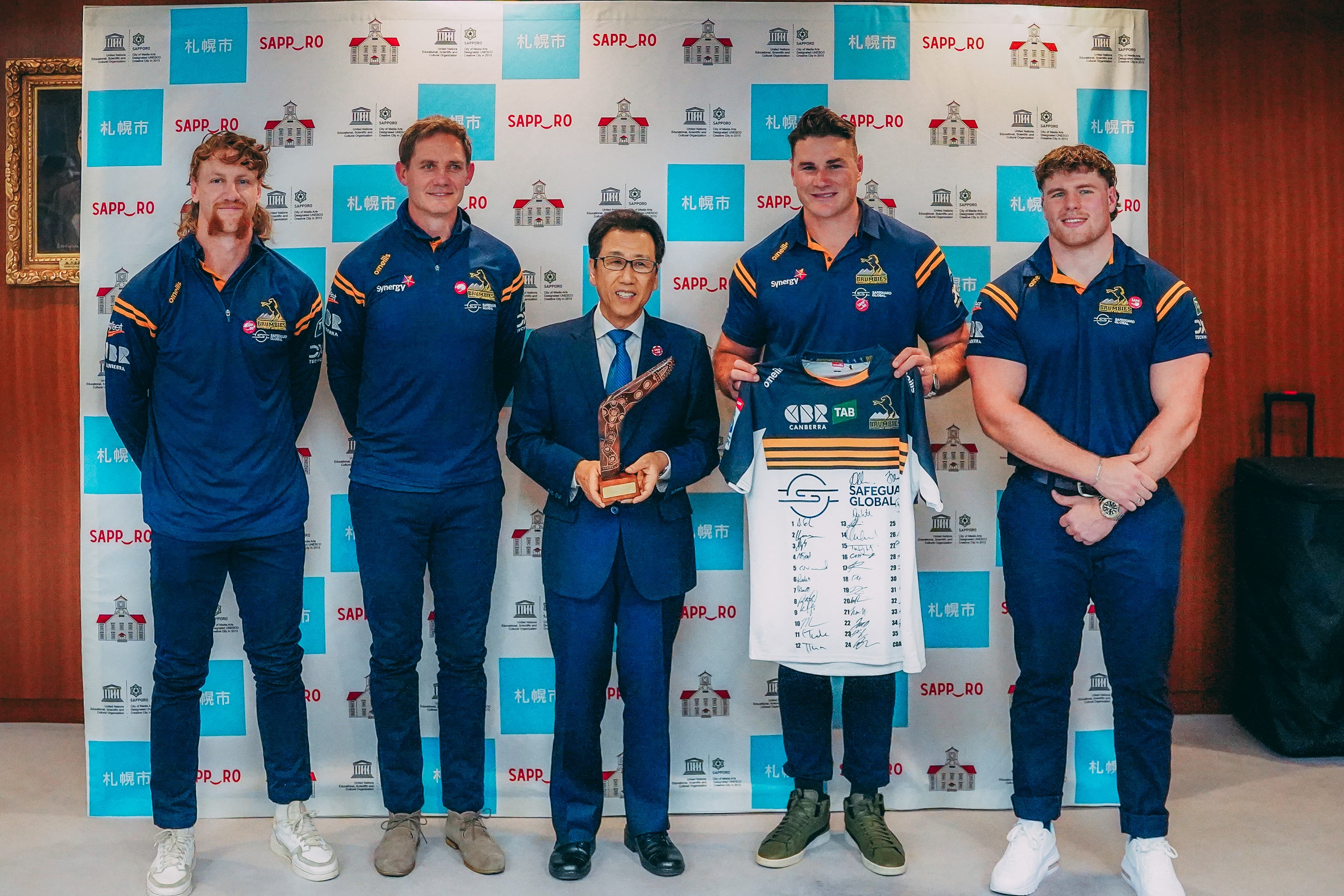 Ben O'Donnell, Stephen Larkham, Katsuhiro Akimoto (Sapporo City Mayor), Ben Mowan and Harry Vella exchange gifts with the City of Sapporo.