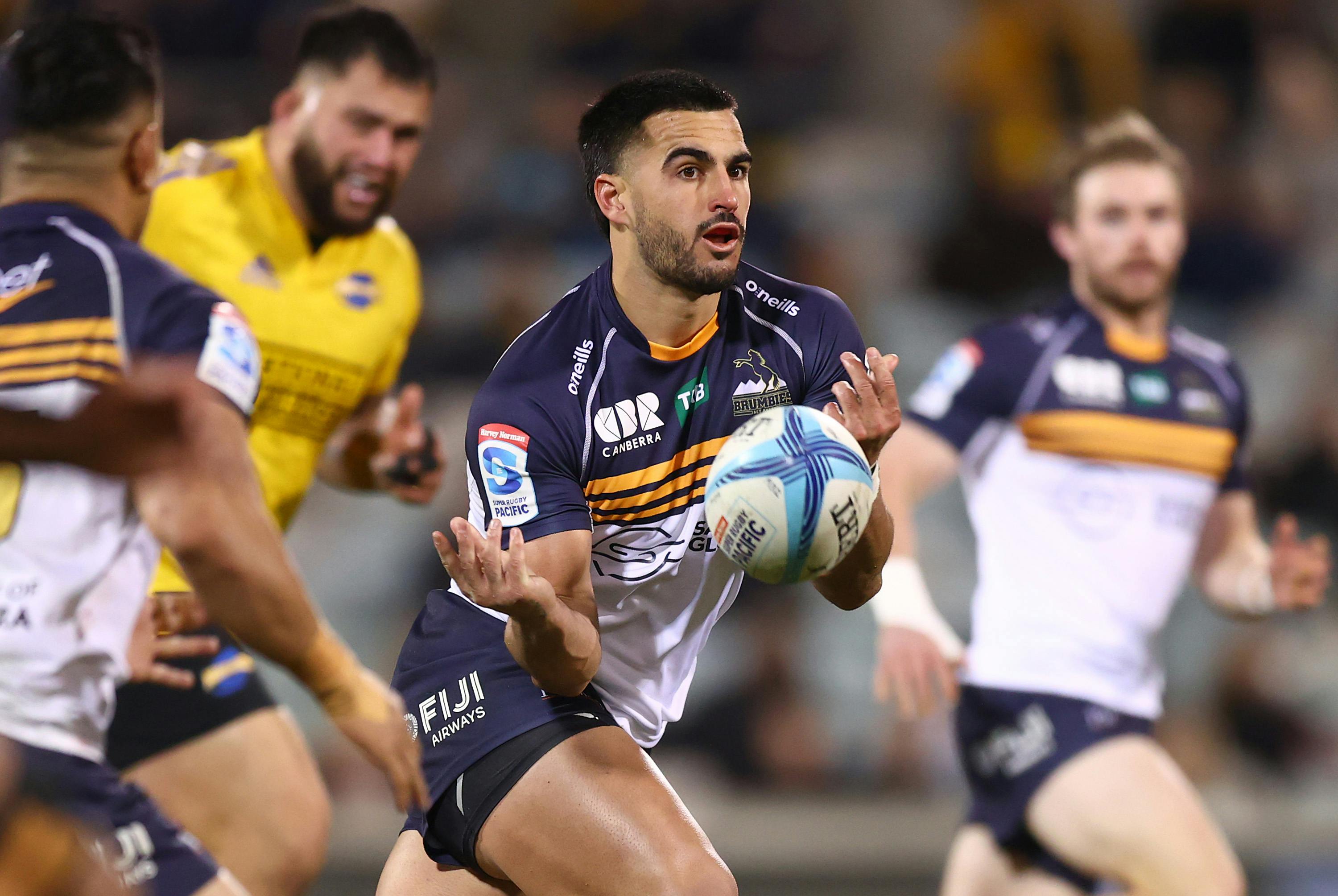 Tom Wright spreads the ball for the Brumbies in 2023. Photo: Getty Images
